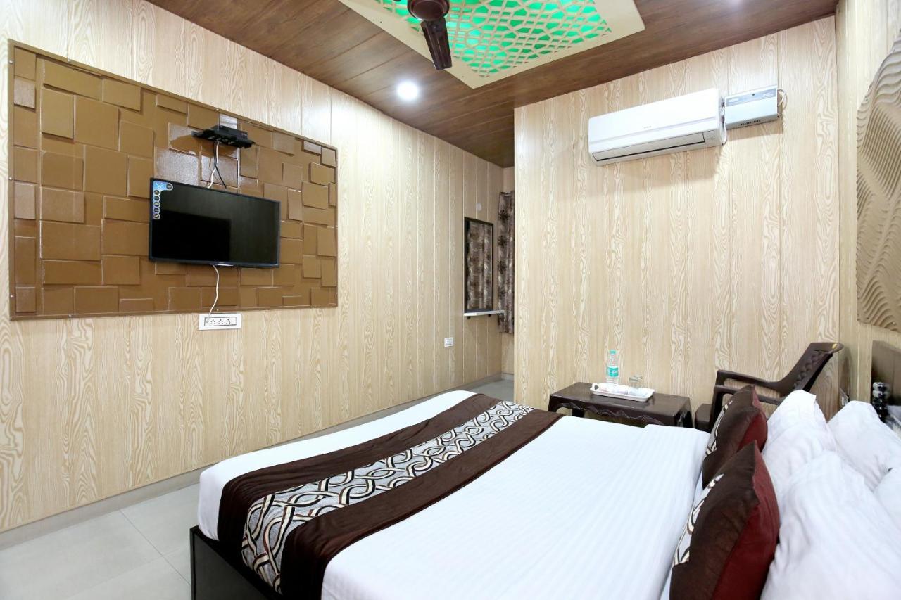Oyo 8105 Royale Guest House Ludhiana Eksteriør billede