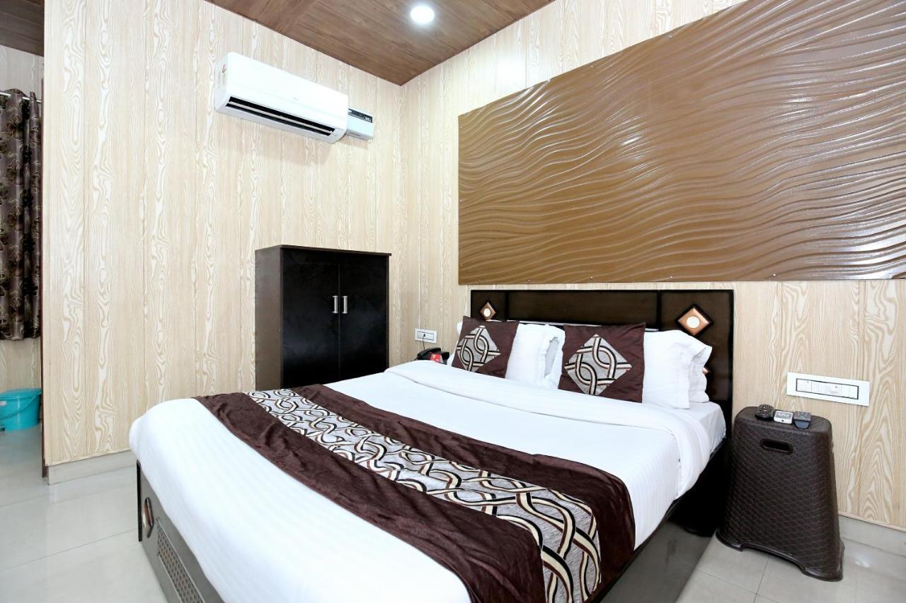 Oyo 8105 Royale Guest House Ludhiana Eksteriør billede