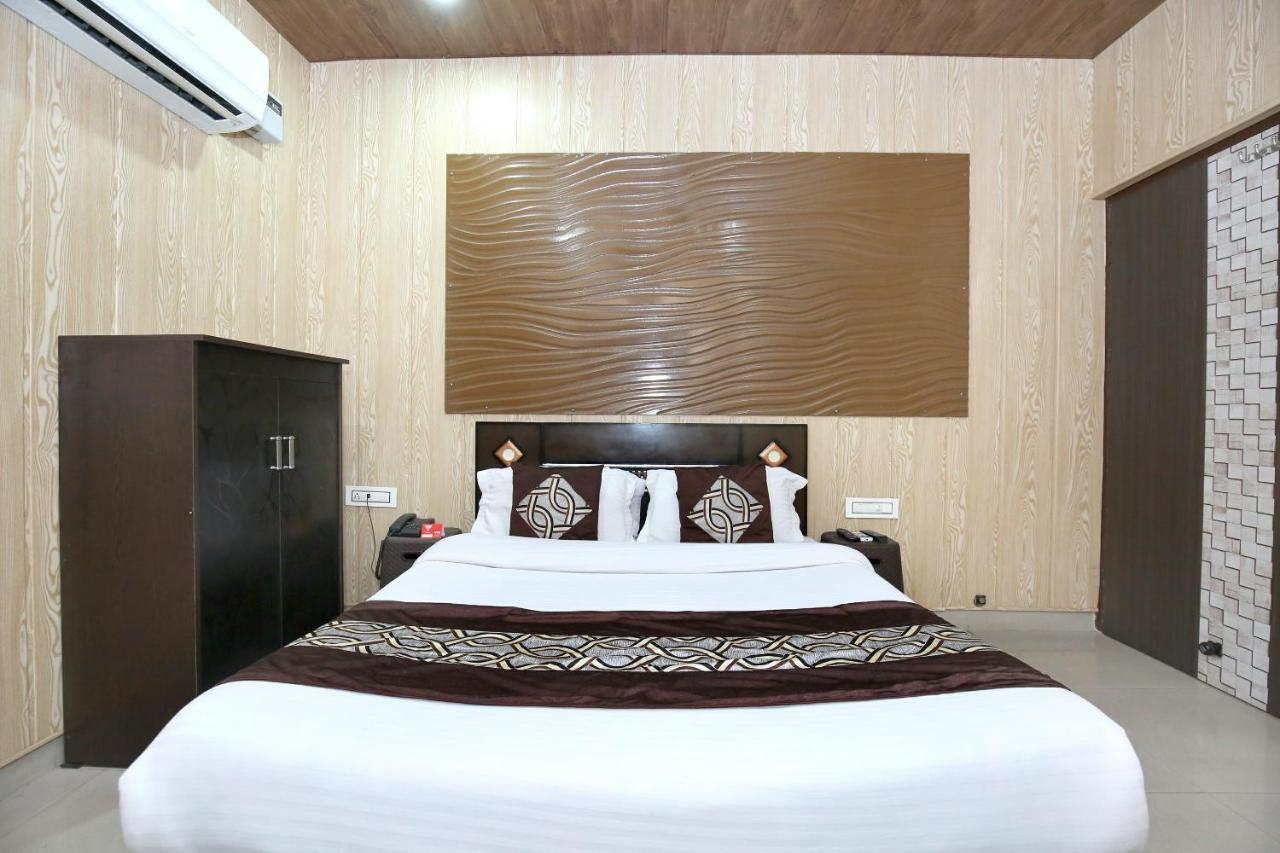 Oyo 8105 Royale Guest House Ludhiana Eksteriør billede
