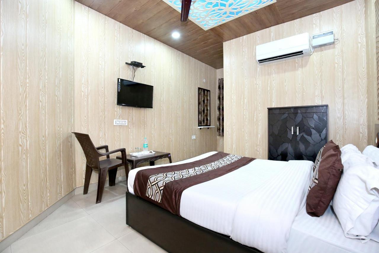 Oyo 8105 Royale Guest House Ludhiana Eksteriør billede
