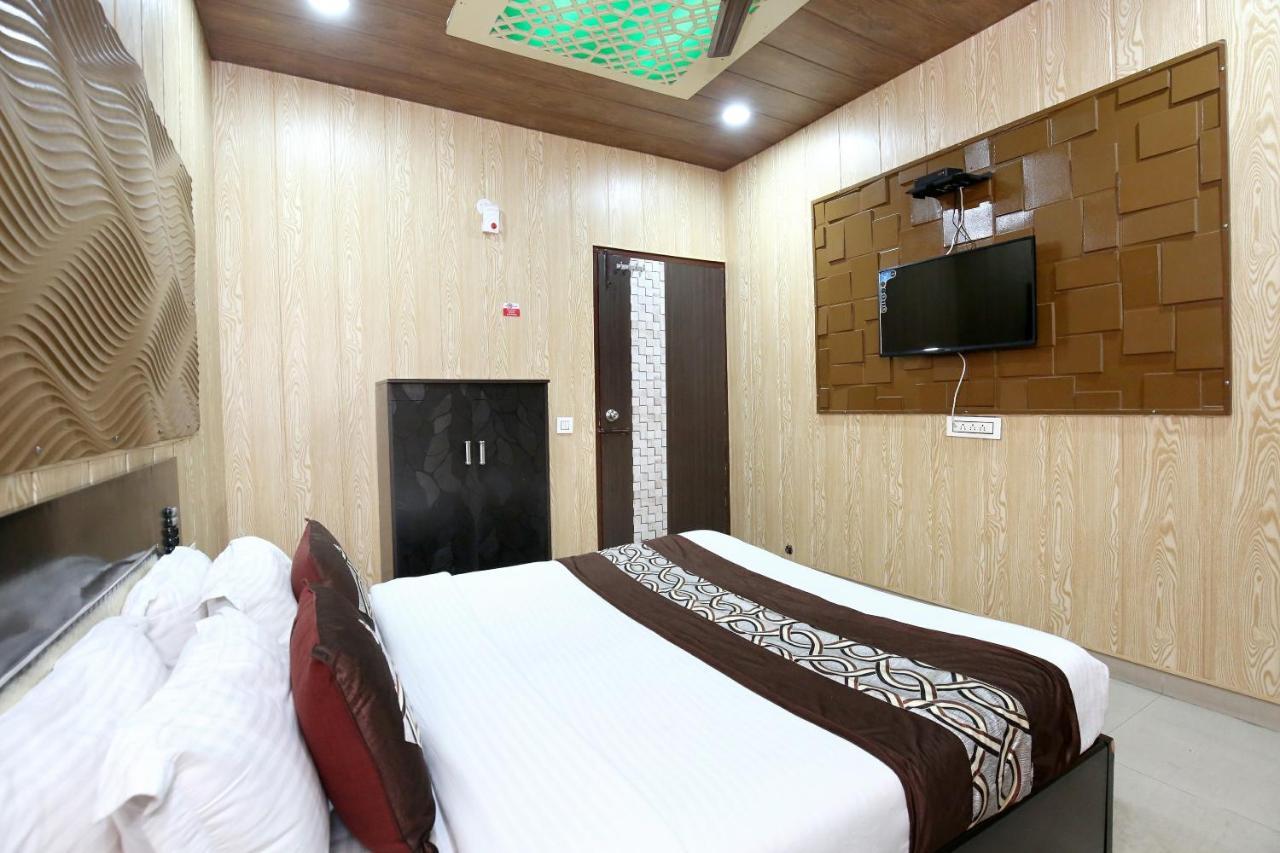 Oyo 8105 Royale Guest House Ludhiana Eksteriør billede