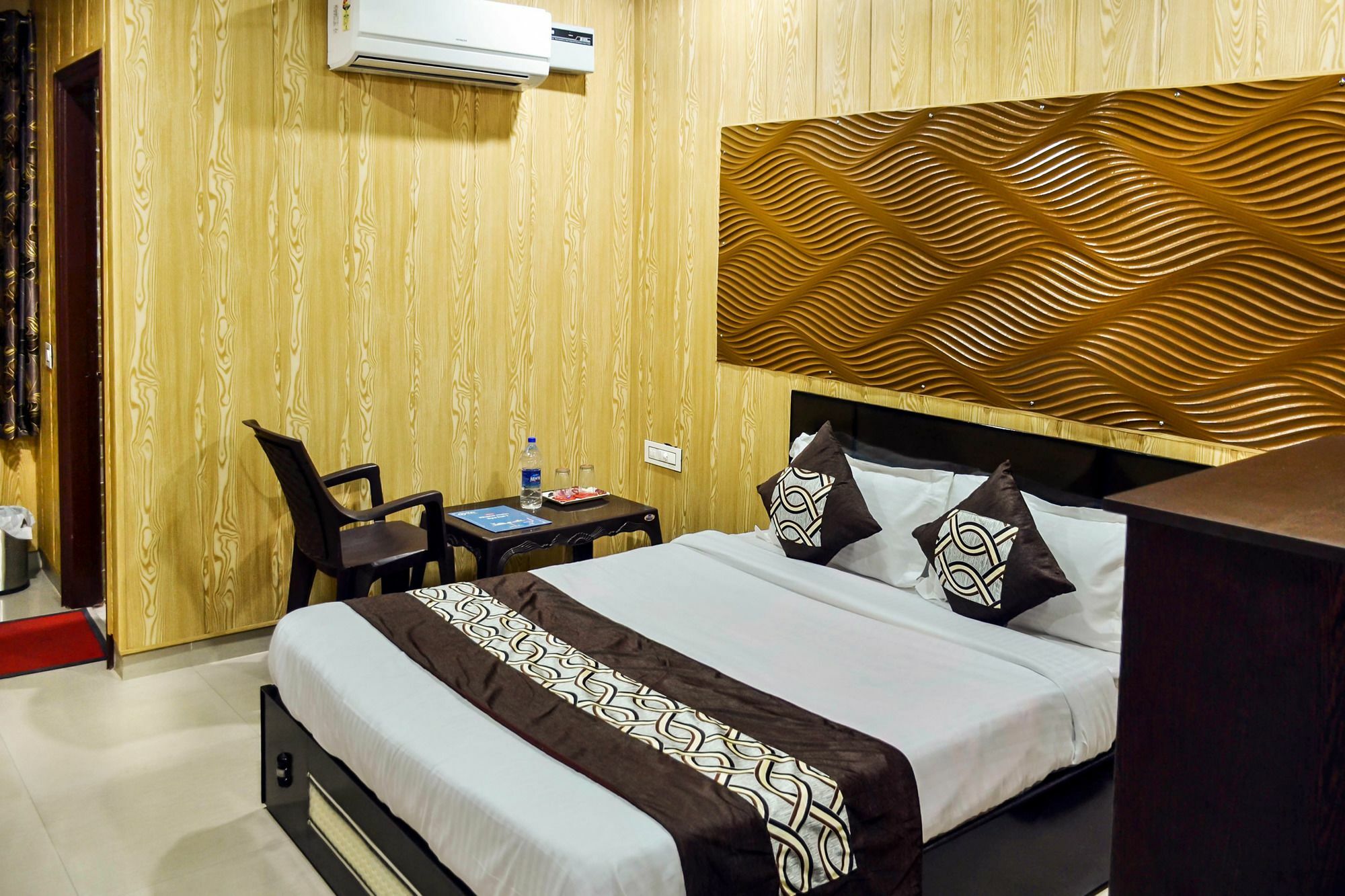 Oyo 8105 Royale Guest House Ludhiana Eksteriør billede