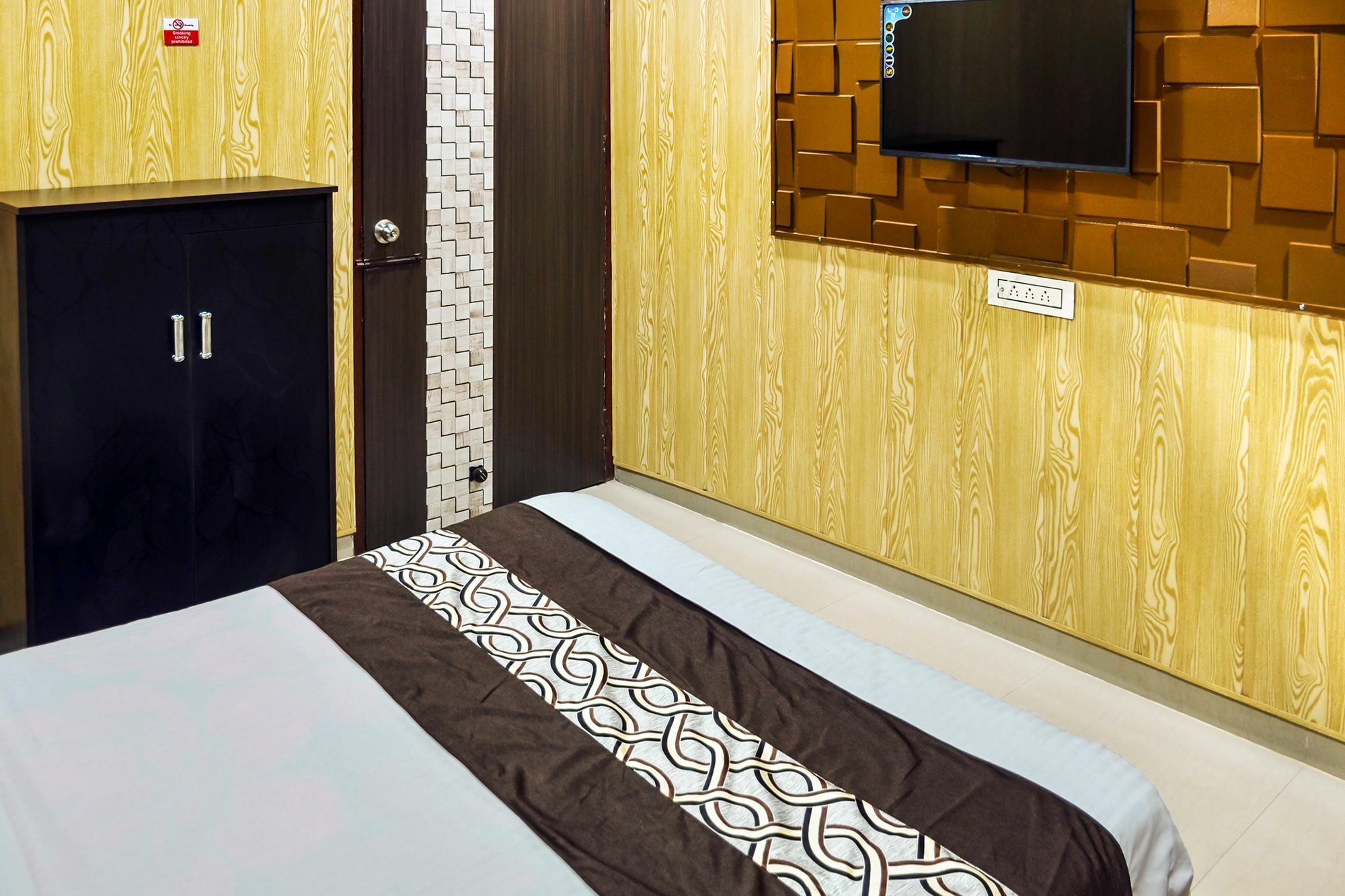 Oyo 8105 Royale Guest House Ludhiana Eksteriør billede